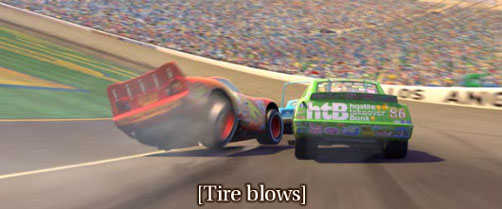 Cars 영화 장면 중 경기중 타이어가 터지는 장면. 자막으로 [Tire blows]라는 소리에 대한 설명이 나온다.