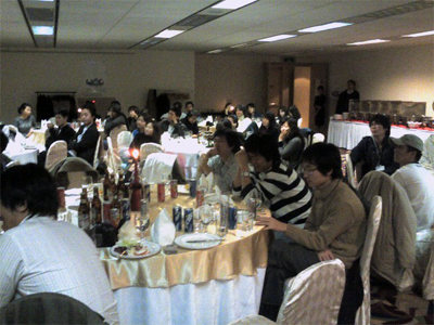 원탁 테이블에서 식사를 하면서 토론을 하고 있는 참가자들