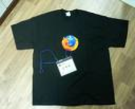 파이어폭스 로고가 가운데 그려져 있는 검은색 반팔 티셔츠