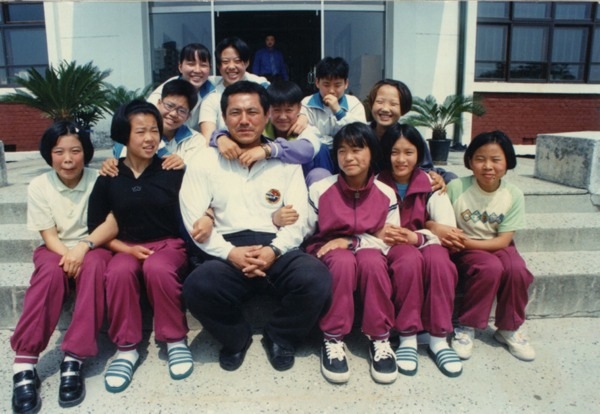 킹콩을 들다의 실제 배경이 된 역도부 선생님과 학생들이 같이 찍은 사진