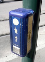 노르웨이 신호등 버튼, 신호등 기둥에 파란 상자가 달려있고 버튼이 달려있다.